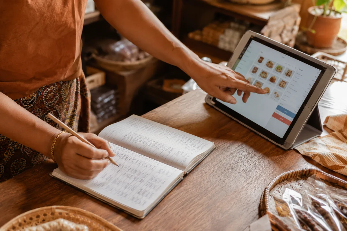 ร้านเล็กต้องใช้ระบบ POS ไหม? เทียบจดมือ / Excel กับระบบขายหน้าร้าน